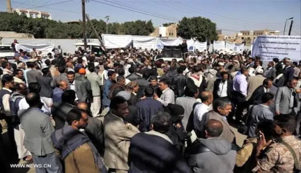”جريمة في الظلام”... احتجاج حاشد في صنعاء يطالب بكشف ملابسات تعذيب شاب حتى الموت على يد قيادي حوثي